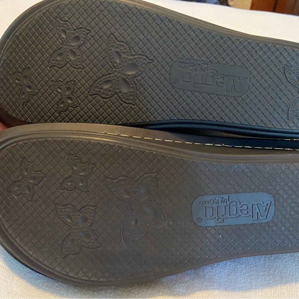 Algeria by PG Lite. 
Slip on sandals.
Size US 9/UK 40 - Picture 4 of 5
